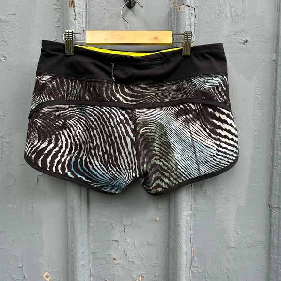 Lululemon 2016 Seawheeze Tracker Short, size 6
Secret Society  Tofino Teal - Picture 7 of 15